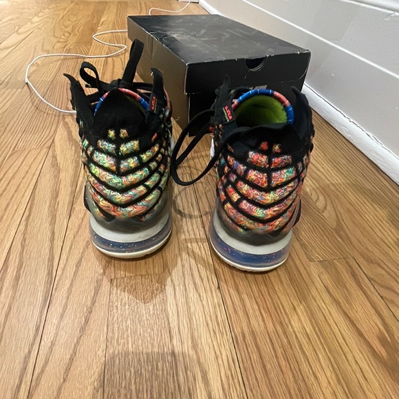 Lebron james shoes - Picture 2 of 3